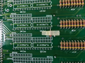 部品が基板から抜けないようマスキングテープで留めておくと作業が楽になります。