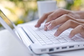 tastatur, auf der jemand tippt