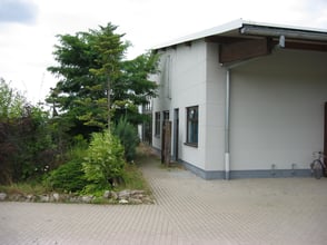 Hallenansicht vom Kundenparkplatz