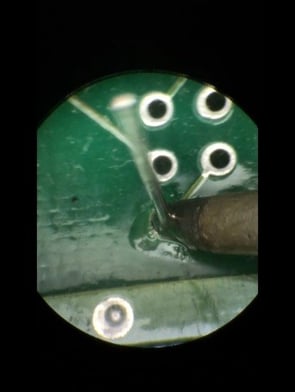 半田を母材になじませる。