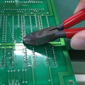 ニッパーで部品の余剰リードを切断します。