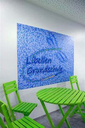 Das Logo der Libellen-Grundschule im Eingangsbereich der Schule