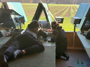 Salwa betreut Neuling Livio am Gewehrschiessen in Dozwil