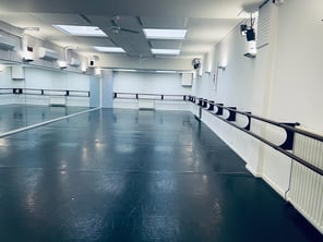 Kleuterdans, Streetjazz, Modernjazz, Moderne dans of klassiek ballet dansles volgen? Dansschool Het Danskwartier Den Haag biedt verschillende danslessen aan voor jong en oud. Lees hier meer over de verschillende dansstijlen waar in je dansles kan volgen. 