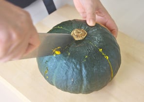 蒸しあがったかぼちゃを4等分にカットする
