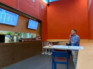 sebastian hug en conversation téléphonique avec le chef de projet de gemmet handels ag 