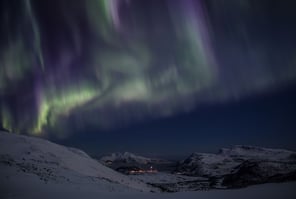 Nordlichter über dem Skulsfjorden, darüber die zwei höchsten Gipfel der Insel Vengsoya, Vengsoytinden und Kvantotinden
