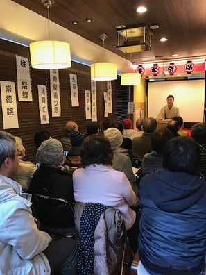 小さな小屋はぎっしりすし詰め　笑いがますます大きくなります