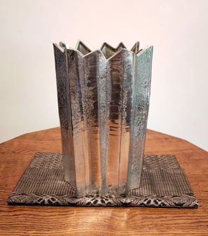 銀錫彫の花器　関根正文　山の上ギャラリー