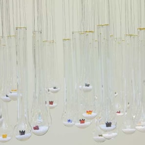 Korbinian Stöckle, Kunstinstallation, Keramikmuseum Westerwald, Glasmuseum Gernheim, Das Fehlen der Reihe von Ursachen