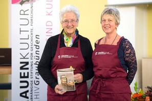 Rina Steier-Peduzzi von Savognin, hier mit der Leiterin des Frauenkulturarchivs Graubünden, Dr. phil. des. Silke Margherita Redolfi (re) weiss viel über die traditionellen Rezepte und das Kochen in früherer Zeit zu erzählen. (Bild O. Item/SO)