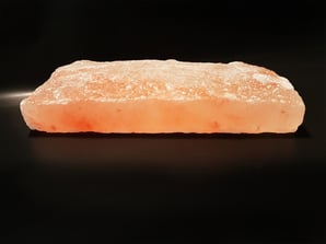 Salzstein mit rauher Oberfläche