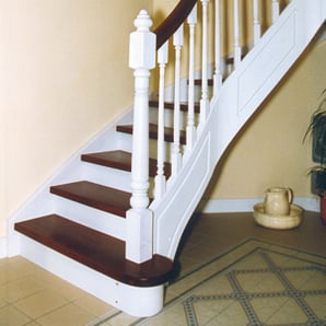 Treppe mit weißer Oberfläche