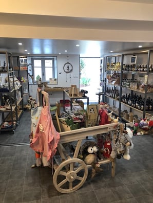 La boutique Minéraux et fossiles à Saint Bertrand de Comminges ville haute, département de la Haute-Garonne, Pyrénées centrales