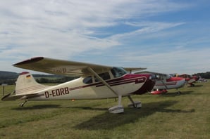 Zum Nostalgischen Flieger-Picknick kommen Teilnehmer aus ganz Europa mit ihren Klassikern nach Wershofen.