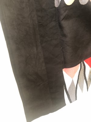 「お湯で手洗いして縮ませてしまった！袖丈も縮み幅も両方で２センチ縮んだ！身丈はおはしょりがギリギリ作れないほどに！何とか元に戻せませんか？」と当店オリジナルサービス・縮んだ着物の復元補正サービスへご相談いただいた夏の薄物・黒の小紋着物の、手洗い後の乾燥状態でシワシワがハッキリ見て取れる着物の写真