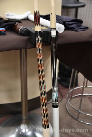 左が韓国の辛大權が使っているハンバットキュー(Hanbat)。右はD・サンチェス本人が使用しているMUSASHI(ADAM JAPAN)。2016年『ヤマニカップ』にて