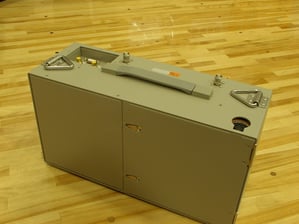 2003年当時の製品、FOMA 3G回線交換で128Kbpsが最大速度であった。