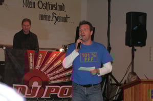 Heinrich Heinenberg, der als Moderator durch den Abend führte. Im Hintergrund DJ Popo, der für die Musik sorgte.