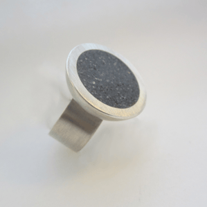 Silberring mit Beton 