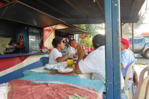 Frühstück in Coatepeque / Strom gibt es hier nur aus dem Genarator aktuell