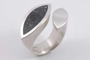Silberring mit Betonfüllung