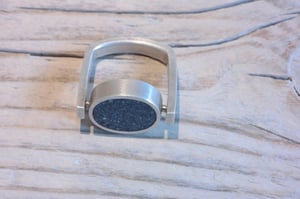 Ring mit ovaler Betonfassung