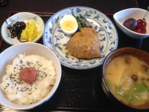 5/15　特大ジャガイモをしめじのみそ汁、もやしと春雨の鶏挽き肉袋煮、ほうれん草のお浸し、ゆで玉子、ゴマ昆布、たくあん、梅干しのせご飯、ブドウとチェリー