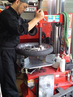 パンク修理　タイヤ交換