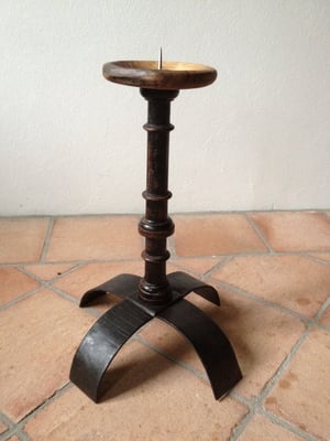 PD - 2012  Hochzeitskerzenständer (Fußteil: geschmiedet, Mittelteil: gedrechselter Stab aus einem alten Klavier, Kerzenteller: Nussholz - geölt