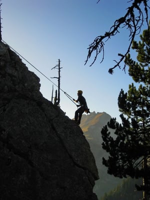 Olli seilt sich in die Scharte ab