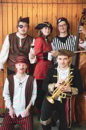 Die Jazzpiraten machen Kinderkonzerte im Bereich Jazz für Grundschulen.