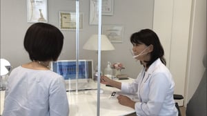 患者様と女性ドクターだけの診療室での診療風景です。