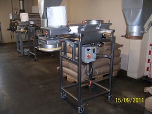 Schwingförderer mit Magnetabscheider und Sackstutzen