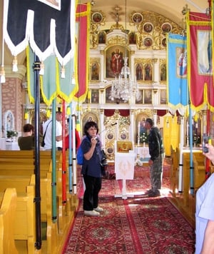 Nawa i oddzielający ją od sanktuarium ikonostas w cerkwi św. Dymitra Męczennika we wsi Obručne na Słowacji 