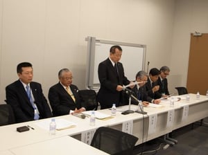 共同声明を読み上げる森利男再生可能エネルギー推進団体連絡協議会会長