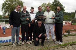 Herren Staatsliga 35+ 1999/2000/2001 v.li.: MF Dr. Herwig Friedmann, Petr Hajek, Mag. Klaus Oberparleiter, Dr. Andreas Kolar, Jean-Pierre Van Bladel, Mag. Razvan Constantinescu vorne: Mag. Günther Spruzina