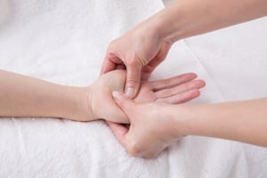 手のひら、手首～肘までの細やかなハンドオイルトリートメントの技術が学べるハンドマッサージ講習