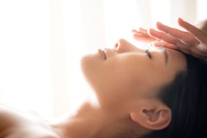 オイルを使用しない優しい圧の手技のみで行うフランス式リンパドレナージュ部位別講習。背中、下肢、腹部、フェイシャルの４部位あります