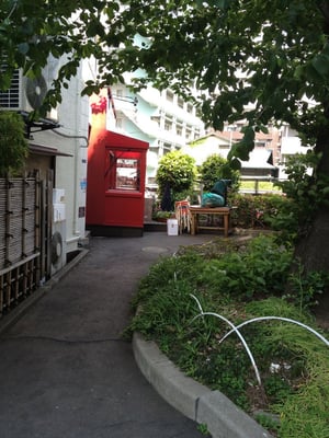 赤い建物のワインバー