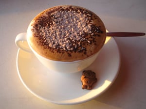 朝の海沿いのカフェにて