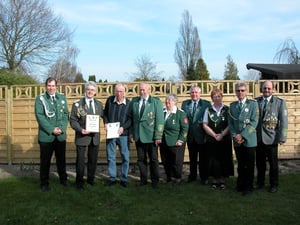 Manfred Schröder (3. vl. Kreisschützenmeister 2008 bis 2011), nach seiner Verbandsauszeichnung in Gold und der Ernennung zum Ehren-vorstandsmitglied des Schützenverbandes mit dem Vostandskollegium.