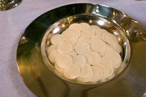 Foto einer Schale mit Hostien