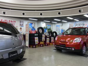 北陸マツダ店内