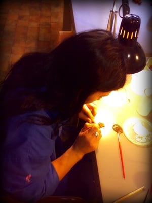 Belén Soto pintando