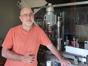 un jour comme un autre devant l'étiqueteuse de La Camarette.