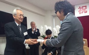 記念品授与　（山内理事長）