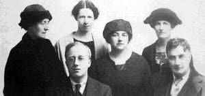 Vaughan Williams con Gustav Holst y sus asistentes en la Escuela de St Paul.              Adeline Vaughan Williams a la izquierda, entonces Nora Day, Vally Lasker y Dorothy Langman.