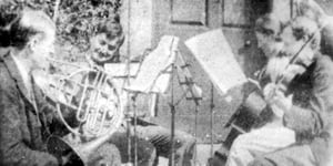 Vaughan Williams -viola-, Adeline -cello- con amigos, René y Nicholas Gatty. Aprox 1904.