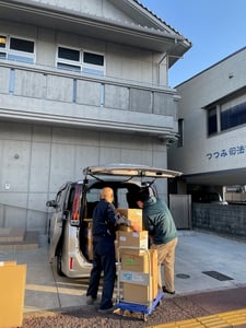 神霊殿前から倉庫へ入れる貯蔵本を積み込む